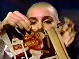 Cuando Sinead O'Connor rompió una foto del Papa en 'SNL'