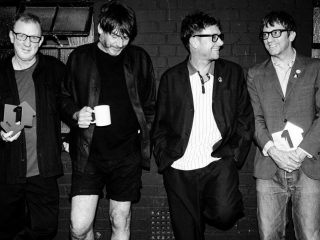 Escucha la nueva canción inédita de Blur: 'Sticks And Stones'