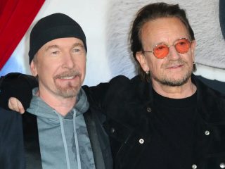 Bono y The Edge de U2 pasan de incógnito en un local de comida