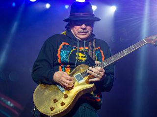 Carlos Santana se disculpa por comentarios anti-trans