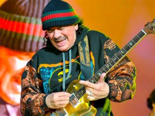 Carlos Santana lanza un mensaje anti-trans durante un concierto