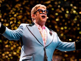 Elton John hospitalizado tras caerse en su casa