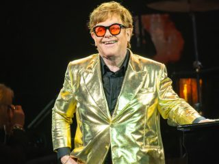 Elton John se recupera en casa tras ser hospitalizado