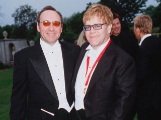 Elton John cena con Kevin Spacey tras testificar en su juicio por agresión sexual