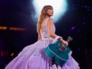 Taylor Swift obsequia $100,000 dólares a los miembros de su equipo de trabajo