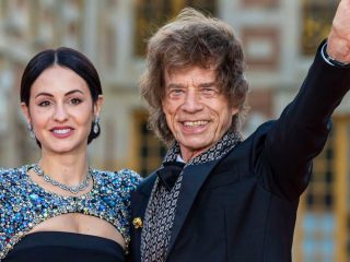 Mick Jagger dice que tener hijos pequeños le hace sentir "relevante"