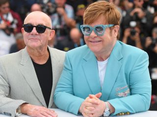 ¿Elton John retrasó accidentalmente la inducción al Rock Hall de Bernie Taupin?