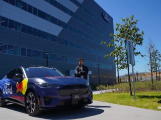 Sergio “Checo” Pérez, presenta el nuevo Ford Mustang Mach-E Premium