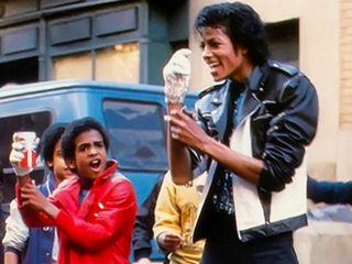 Subastarán la chamarra de piel que Michael Jackson usó en un comercial de Pepsi de 1984