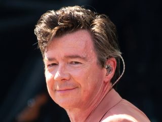 Rick Astley lucha por llegar al número uno con su nuevo álbum