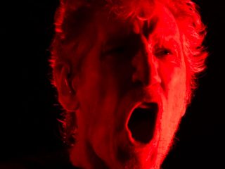 Roger Waters se presenta en Chile a pesar de protestas