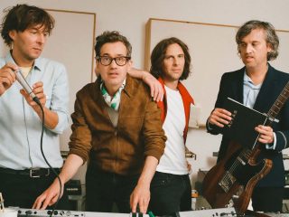 Phoenix lanza colaboración con León Larregui