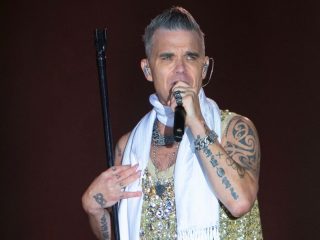 Robbie Williams rinde homenaje y dedica 'Angels' a fan que murió tras concierto en Sydney