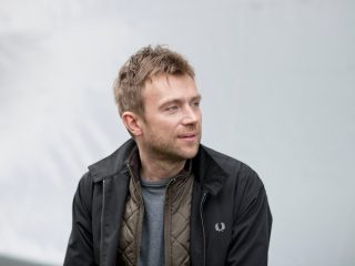 Mira a Damon Albarn unirse a Beck en el escenario