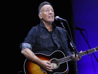 Mira a Bruce Springsteen hacer el debut en vivo de 'Addicted To Romance'