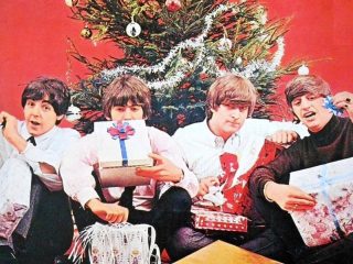 Los Beatles lanzan jersey oficial de Navidad