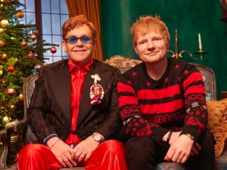 Mira a Ed Sheeran y Elton John intercambiar adorablemente suéteres navideños