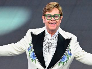 Elton John celebra un banquete navideño en un concierto