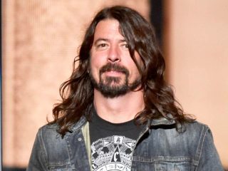 Dave Grohl alimenta a personas sin hogar durante el día libre de la gira australiana de Foo Fighters